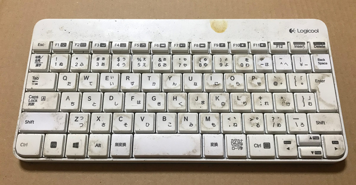 分解・洗浄する前のキーボードです。白いキーボード（Logicool K240）