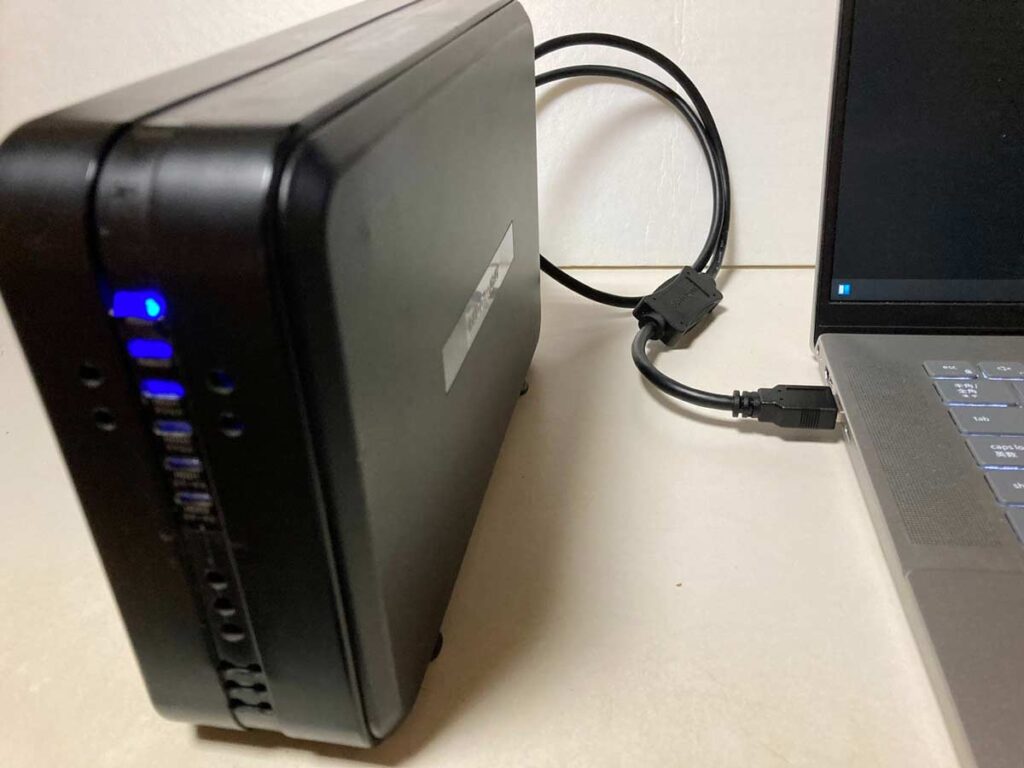 「StarTech.com USB3.0 - eSATA変換アダプタケーブル USB3S2ESATA3」とノートPCを接続