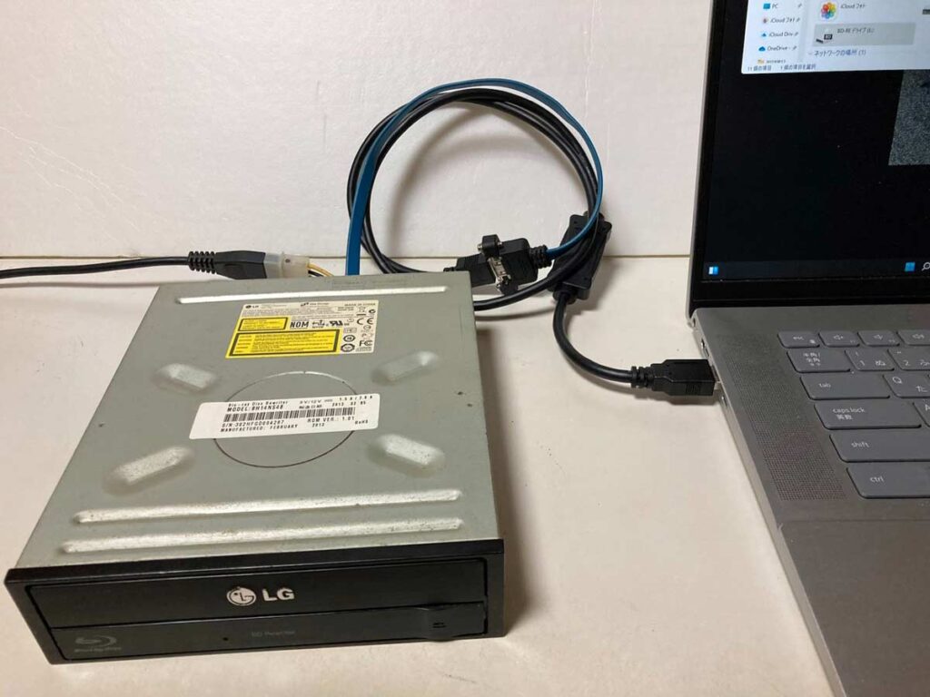USB3.0-eSATA変換アダプタケーブルで光学ドライブを接続